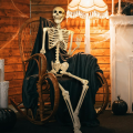 Szkielet człowieka sztuczny kościotrup dekoracja na Halloween wiszący 90 cm