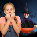 Ruchoma miska na słodycze Halloween ruszająca wiedźma 24x35 cm