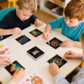 Tęczowe zdrapki do wydrapywania dla dzieci 8,5 × 8,5 cm z rysikami i szablonami 50 arkuszy
