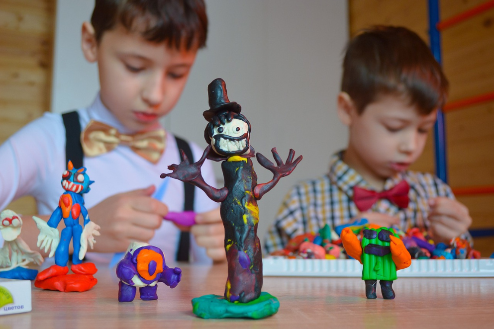 Dzieci lepiące figurki z plasteliny
