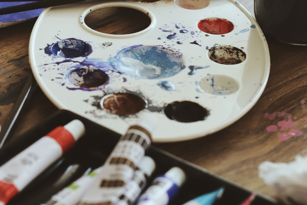 Farby akrylowe w tubkach i plastikowa paleta