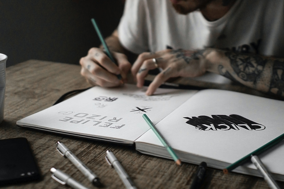 Mężczyzna rysujący w szkicowniku