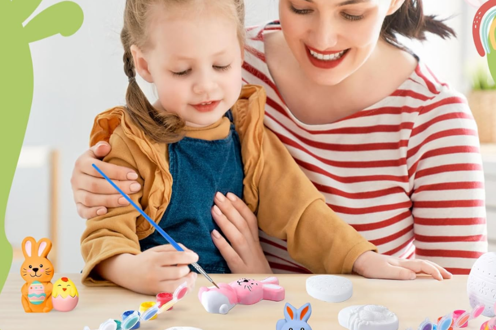 Mama i córka malujące gipsowe ozdoby wielkanocne