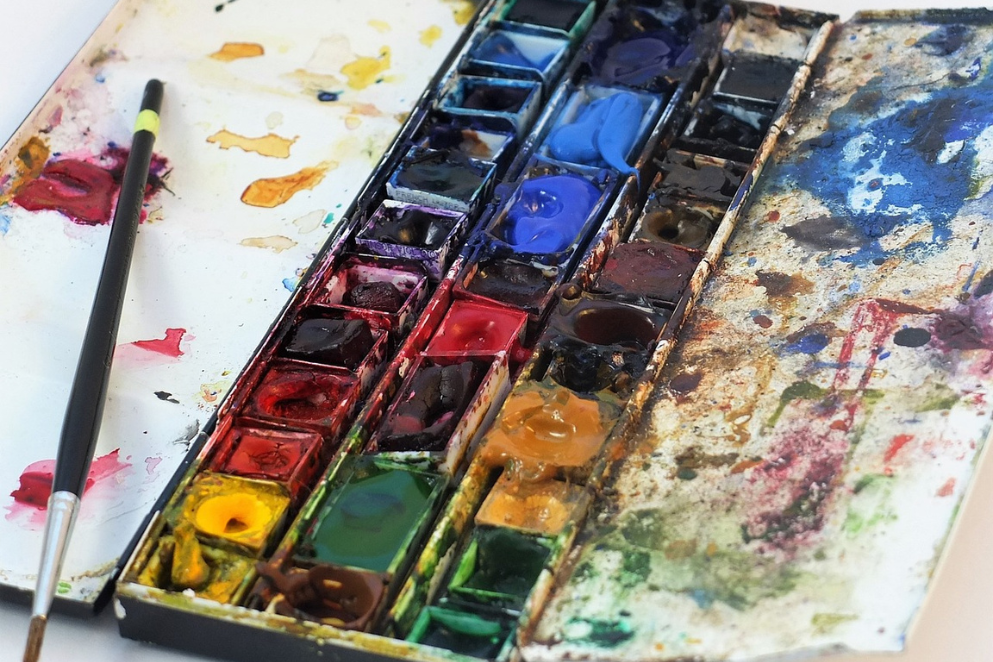 Paletka z farbami akwarelowymi