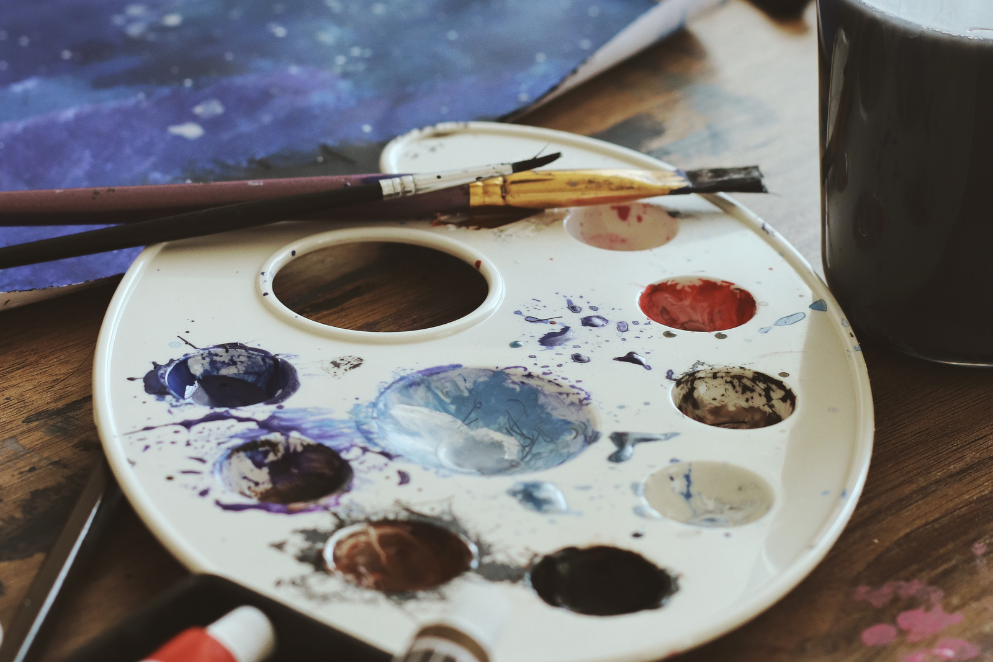 Plastikowa paletka malarska i pędzle