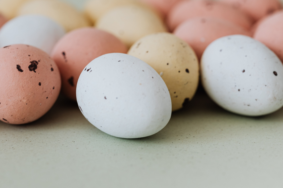 Gipsowe jajka wielkanocne - czym je pomalować i jak ozdobić?